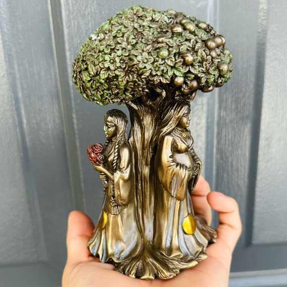 Statue - Picture 1 of 3